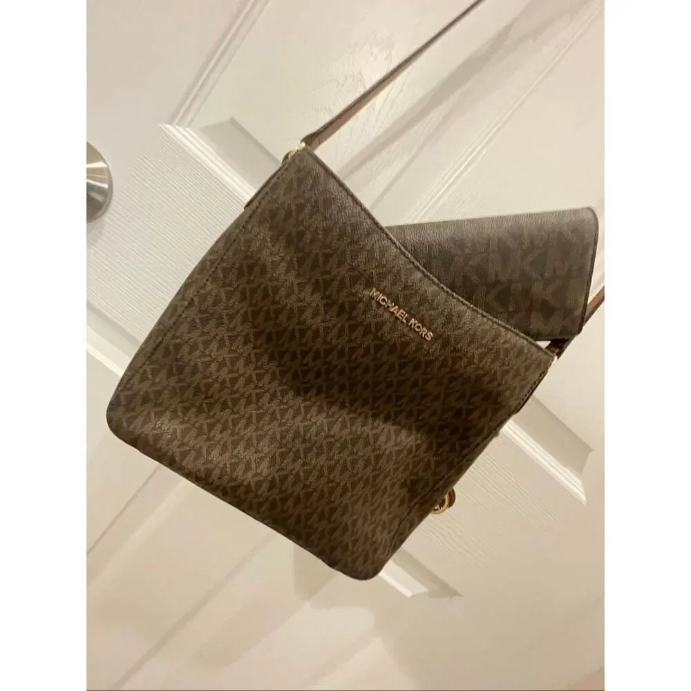a Michael Kors Jet Set Travel Large Messenger Bag, featuring the brand's signatu